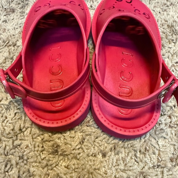 Gucci Red Sandals with Iconic Monogram Pattern - Picture 3 of 4